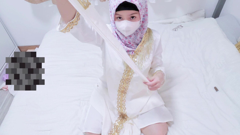 LittleMuslim: Gadis Berhijab Malaysia Menggoda Dengan Abaya Putih Memamerkan Pantatnya