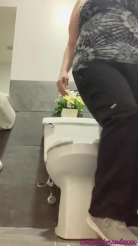Sembahlah memek dewiku yang kencing, pantat dan kakiku