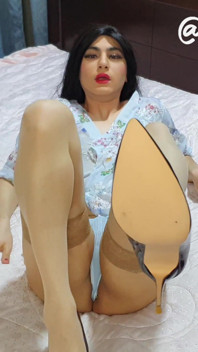 Trans in Kimono memancut mani pada kakinya