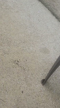 Velký penis tvrdě stříká venku v silonkách a podpatcích