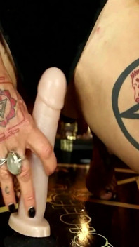 Jenevieve Hexxx, déesse tatouée à forte poitrine, coaching masturbatoire !