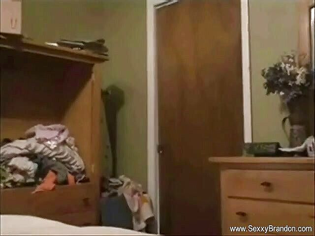 Sexxy Brandon: Morena milf usando meia arrastão recebe gozada interna enquanto cavalga...