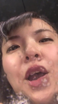 Glimlach baby proeft zure adem, spuug je gezicht terwijl Yukari Miyazawa je melkt