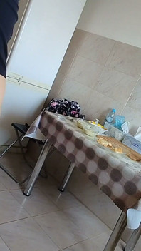 Moglie Amatoriale in Cucina, Figa Pelosa, Culo Peloso, Grandi Tette, Grandi Capezzoli, Capelli Lunghi.