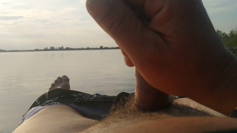 Milen: Une chatte se masturbe