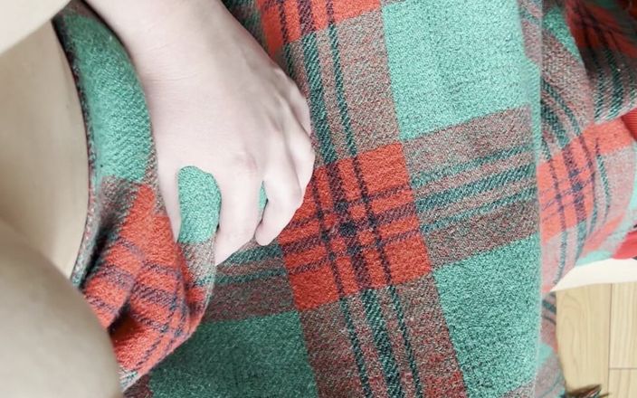Lesbian-candys: Ma voisine timide fait un cunnilingus sous la couverture