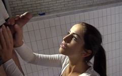 Magmafilm: En lugar de limpiar la piscina, ella prefiere lamer su...