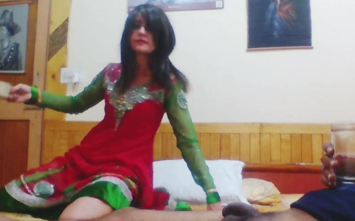 Bolly Karma: Milf gaf haar man om haar sexy poesje te neuken