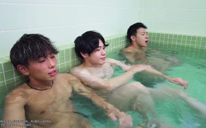 SRJapan: Des amis se tapent des bites bien dures au bain...