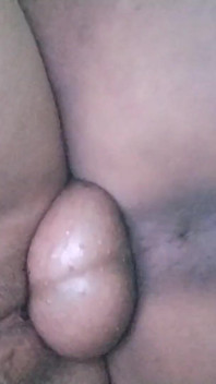 Mon cocu et mon étalon jouent sur des ciseaux en papier pour me baiser la chatte à tour de rôle et me creampie