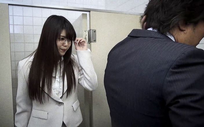 Caribbeancom: 자지를 불고 화장실에서 정액을 삼키는 일본 괴짜 소녀