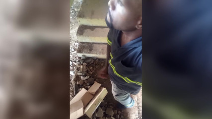 TheBlacKHunterr: Auf der Treppe des Gebäudes prallte ein