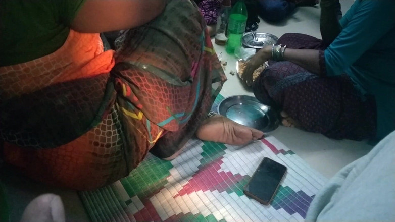 Benita sweety: चार आंटी हॉट गंदी बात कर रही हैं मेरे घर में