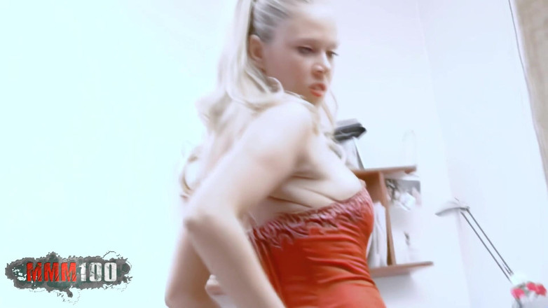 MMM100: Electra: Nadržená blondýnka Electra se svléká