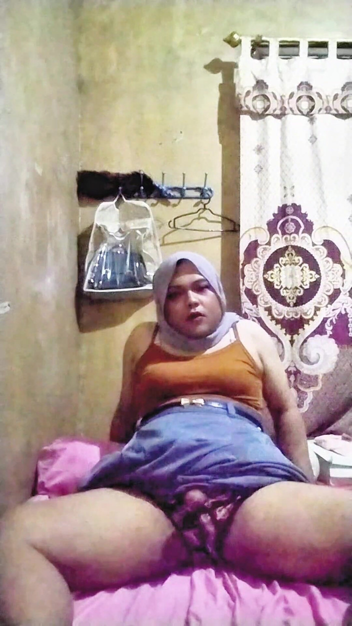 Ivvy Crossdresser: La trans con il velo indossa l'uniforme per le fantasie...