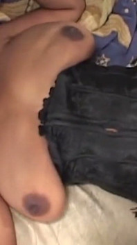 Büyük memeli çikolatalı orta yaşlı seksi kadın yarağa biniyor ve yüzüne boşalıyor