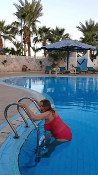 Calda miLF tettona si toglie il costume da bagno