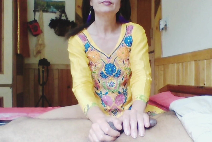 Bolly Karma: Ama de casa madura es follada por la polla de...