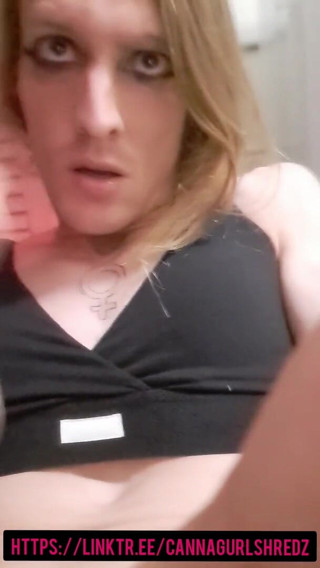 Cannagurlshredz: Sexy mariquita auto chupando su palo de leche