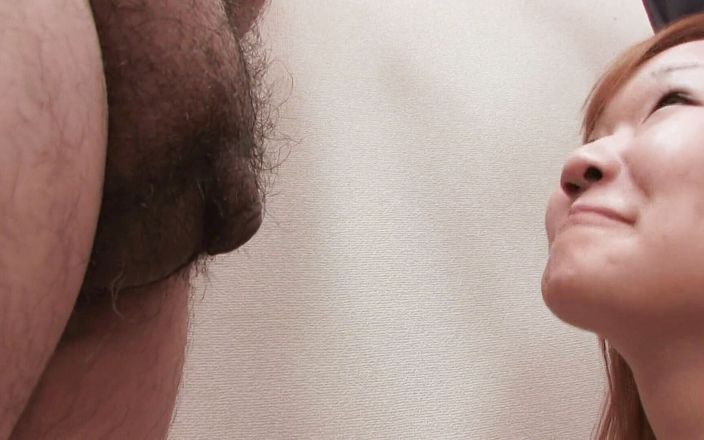Blowjob Fantasies from Japan: Słodka japońska hottie uwielbia ssie małego owłosionego kutasa