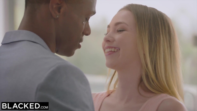 Blacked: BLACKED - une petite blonde avec la plus grosse noire du...