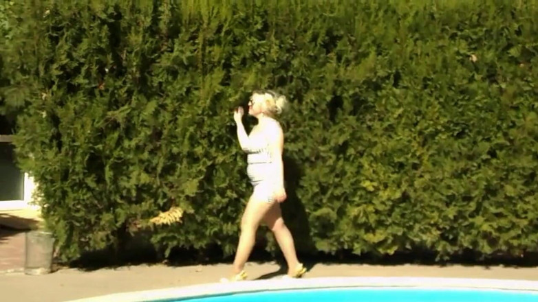 Nylon-Heels: Pretty woman by the pool in pantyhose and heels