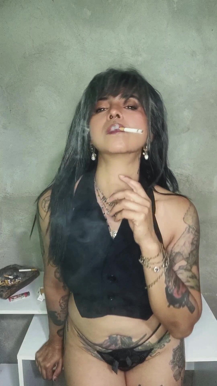 Casia Castro: Doutník, převrhy a ticho