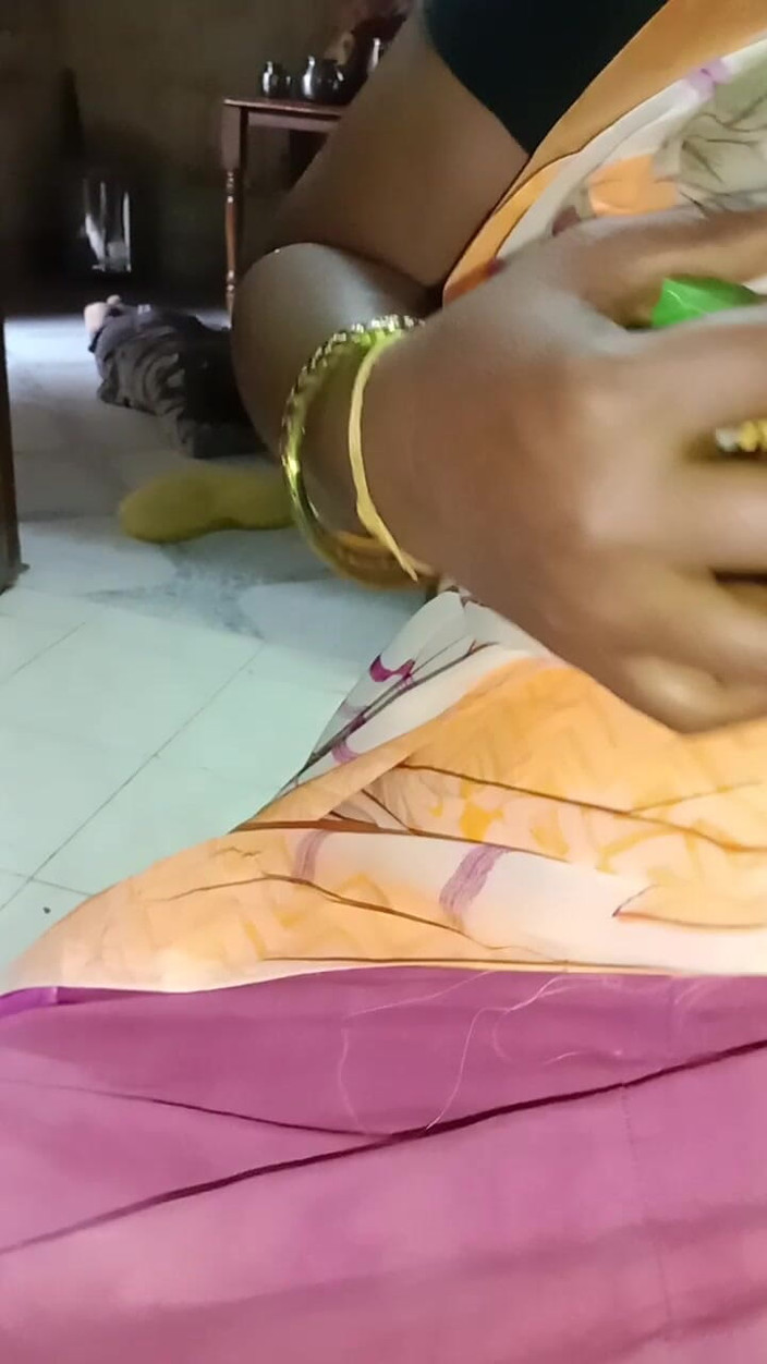 Tamil Anti Uma: 夫の留守中に近所のおばさんから電話がかかってきたので、私は彼女のマンコを指マンしに行きました