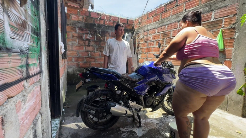 Lexly_16: Mi Vecino Me Ayuda a Lavar Y Despues Me Folla...
