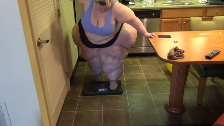 Full Weight Productions: SSBBW Bobbi Jo's failed trample &amp; sofa squash