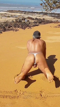 Ladysilva crossdresser mostrando su culo caliente en bragas en la playa
