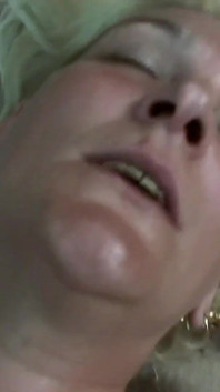 Madura rubia accidentalmente conocida con tetas perfectas me lleva al bosque para saltar sobre mi polla con su coño peludo