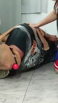 Fußballspielerin in strumpfhosen und von zwei Cheerleadern im hogtie auf dem Boden!