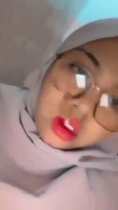 Jilbab69: 天然的大乳房头巾插入她的阴户