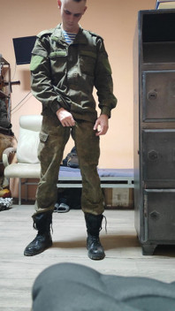Chico del ejército se corre