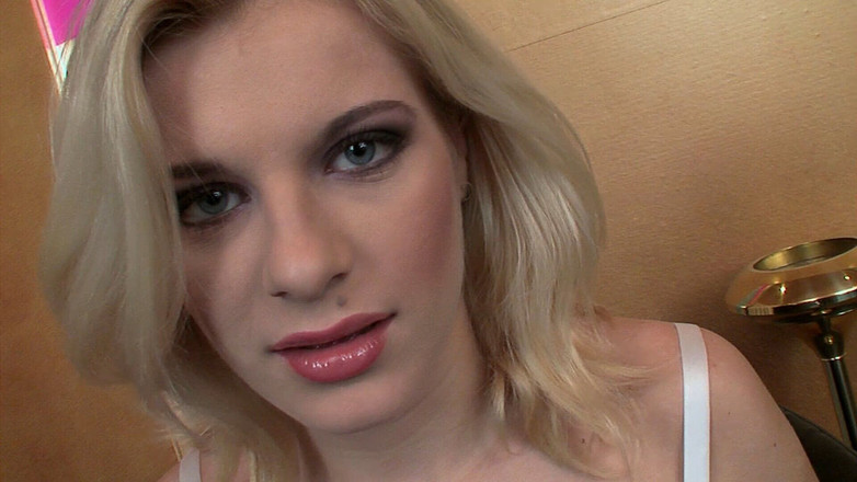 Onlyvids: Молода мама Джулія дебютує в порно