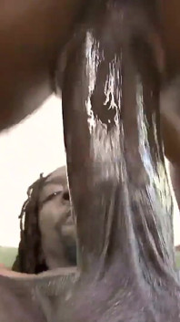 Platinum, uma puta de pele escura com pequenos seios naturais e cabelo escuro está pronta para ser fodida por um BBC