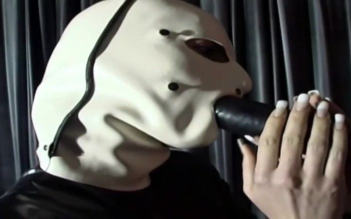 Absolute BDSM films - The original: Fetischdildo suger in gas maskerad