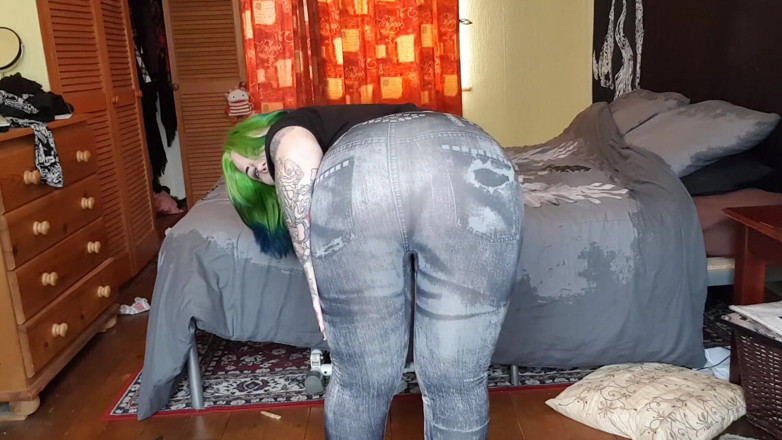 Tattooed Milfy Mama: PAWG se esguichando e gozando em leggings