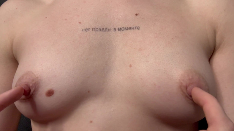 Skinny_lady69: De cerca juega con pezones