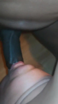 Grote zwarte lul in mond neuken terwijl ik mijn poesje likt en me neukt met een dildo