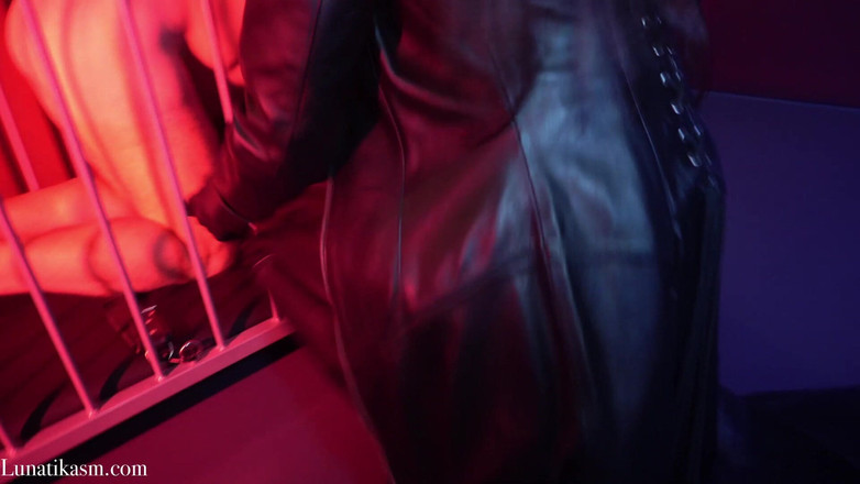 Mistress Lunatika: 被锁在笼子里的靴子舔舐 - 女主人lunatika