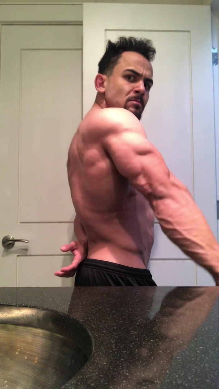 Benji Bastian: Il bodybuilder segato benji bodybuilder flette i suoi muscoli enormi,...