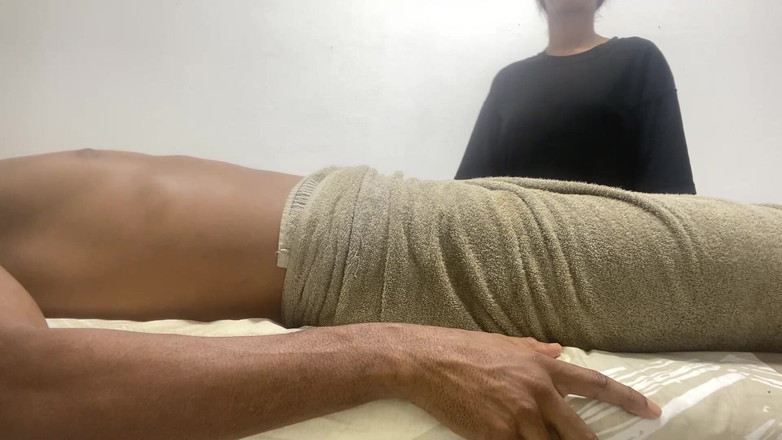 AndreaBellotiStar: Massör sitter min stora kuk och skjuter min penis djupt...