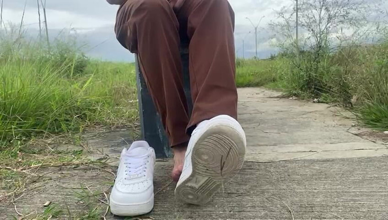 Mr Feet Colombia: ВОНА ГОЛИТЬСЯ НА ЛЮДЯХ І ОДЯГАЄ ПРОЗОРІ ПАНЧОХИ