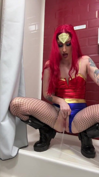 Wonder Woman Kencing dan Orgasme