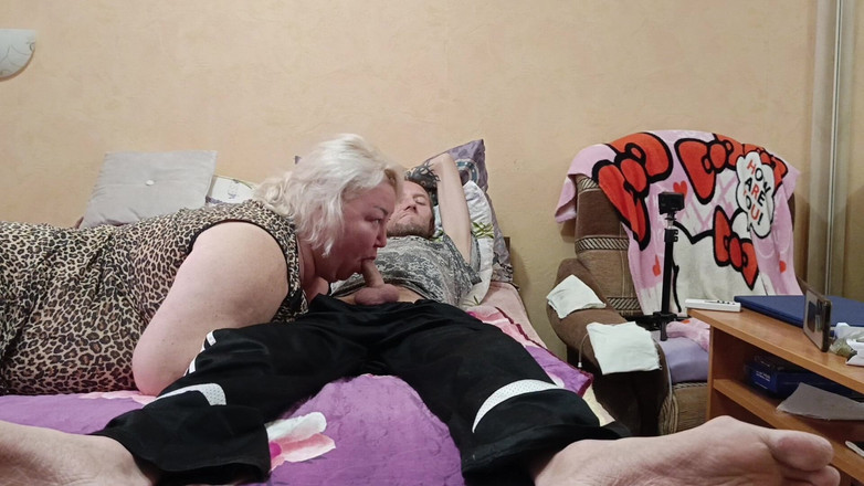 Zona901: Inesperada mamada profunda de madrastra con semen en la boca...