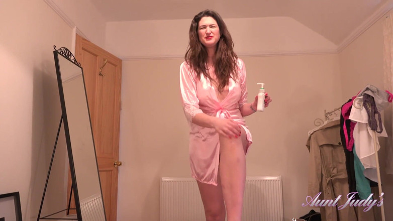 Aunt Judy's: UK milf housewife fingering her pussy