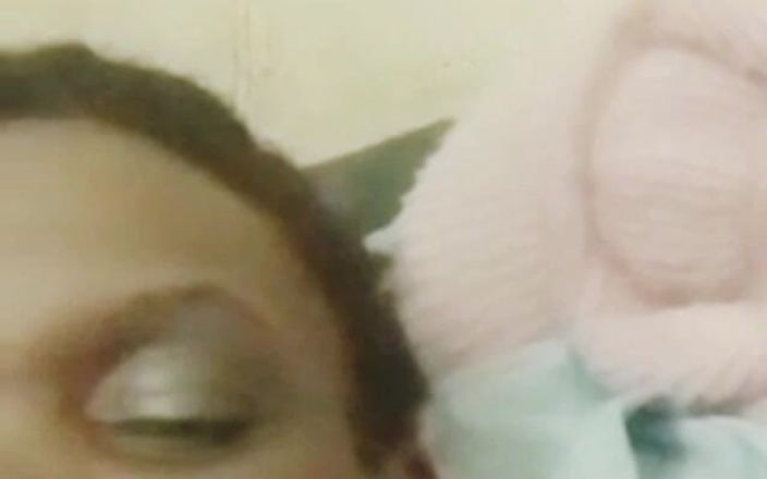 Me and my new slut: Ả điếm già da đen thích thủ dâm lẫn nhau khi gọi,