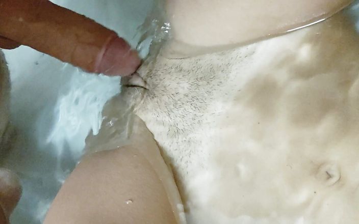 Wet nymph: Meerjungfrau, babysitterin in ihre enge nasse muschi in der wanne...